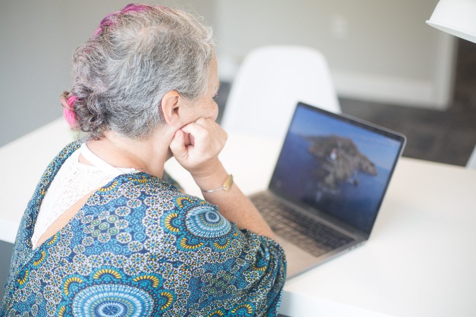 Una alumna sigue un curso online desde su portátil